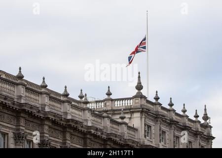 Londres, Royaume-Uni.15 octobre 2021.Un drapeau d'Union vole à mi-mât au-dessus du Cabinet Office à la suite de la mort à Leigh-on-Sea du député de Sir David Amess.Le député conservateur est mort après avoir été poignardé plusieurs fois au cours d'une opération de la circonscription d'Essex.Crédit : Mark Kerrison/Alamy Live News Banque D'Images