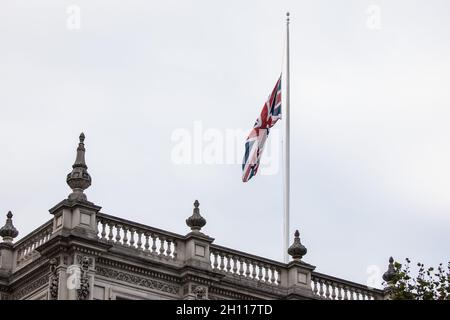 Londres, Royaume-Uni.15 octobre 2021.Un drapeau d'Union vole à mi-mât au-dessus de Downing Street à la suite de la mort en mer de Sir David Amess MP.Le député conservateur est mort après avoir été poignardé plusieurs fois au cours d'une opération de la circonscription d'Essex.Crédit : Mark Kerrison/Alamy Live News Banque D'Images