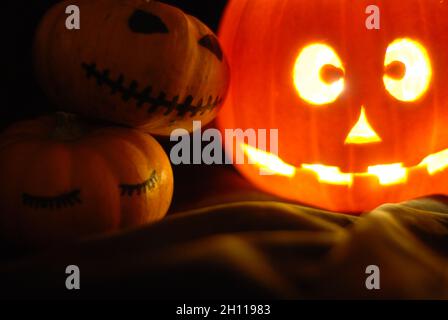 Halloween Jack O'Lantern, illuminée courbée décoration citrouille. Banque D'Images