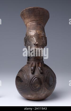 Navire, début 1900.Afrique centrale, République démocratique du Congo, Mangbetu, début du XXe siècle.Terre cuite; diamètre: 17.1 cm (6 3/4 po.); hors tout: 35 x 15.6 cm (13 3/4 x 6 1/8 po.). Banque D'Images