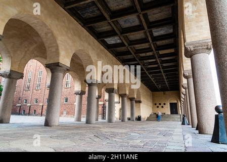 Stockholm, Suède - 8 août 2019 : Colonnade à l'Hôtel de ville de Stockholm. Banque D'Images