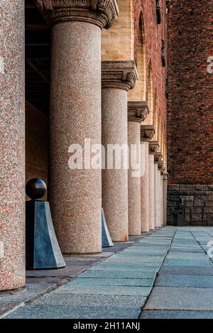 Stockholm, Suède - 8 août 2019 : Colonnade à l'Hôtel de ville de Stockholm. Banque D'Images