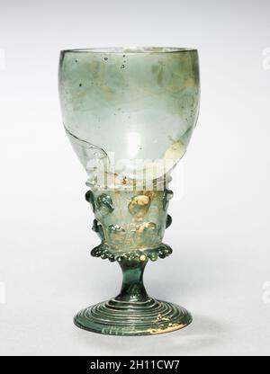Berkemeyer (gobelet), ch. 1525-1550. Allemagne, 16ème siècle. Verre vert ; total : 12,6 cm (4 15/16 po). Banque D'Images