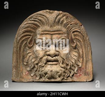 Antefix avec Satyr Face, 370-330 BC. L'Italie, la mi-4e siècle BC. Sols en terre cuite ; total : 17,1 cm (6 3/4 in.). Banque D'Images