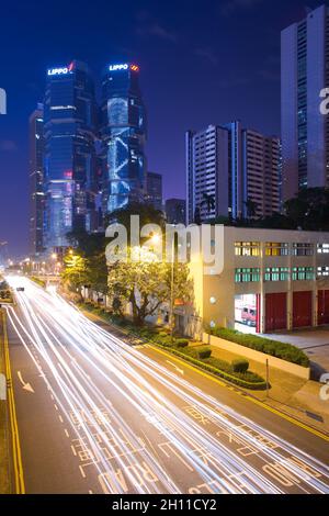 Quartier central, île de Hong Kong, Hong Kong, Chine, Asie - Lippo Center et trafic à Cotton Tree Drive dans le quartier Admiralty. Banque D'Images