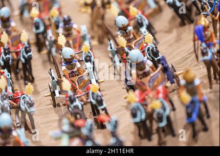 MANRESA, ESPAGNE - 24 septembre 2021 : une récréation LEGO de soldats en guerre sur des chars à Manresa, Espagne Banque D'Images