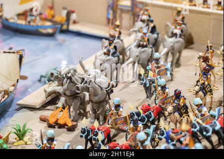 MANRESA, ESPAGNE - 24 septembre 2021 : gros plan d'une reconstitution LEGO d'un environnement de guerre avec des éléphants et des chevaux à Manresa, Espagne Banque D'Images