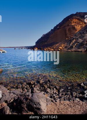 Vue sur le volcan Linosa appelé Monte Nero sur la plage de Cala pozzolana di Ponente, Sicile Banque D'Images