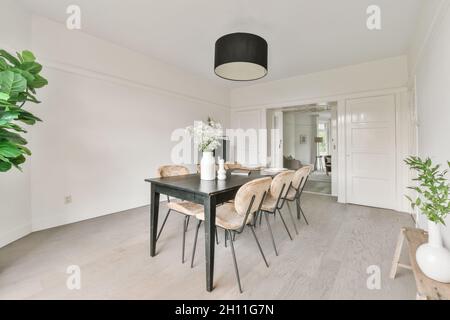 Intérieur d'une salle à manger spacieuse et lumineuse avec mobilier minimaliste Banque D'Images