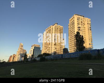 BUENOS AIRES, ARGENTINE - 31 octobre 2019: Un train passant le quartier de Palerme, Buenos Aires, Argentine Banque D'Images