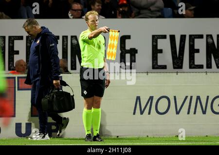 VELSEN-ZUID, PAYS-BAS - OCTOBRE 15: Arbitre adjoint Frans Ozinga lors du match néerlandais de Keukenkampioendivisiie entre Telstar et FC Volendam au stade Buko le 15 octobre 2021 à Velsen-Zuid, pays-Bas (photo de Hans van der Valk/Orange Pictures) Credit: Orange pics BV/Alay Live News Banque D'Images