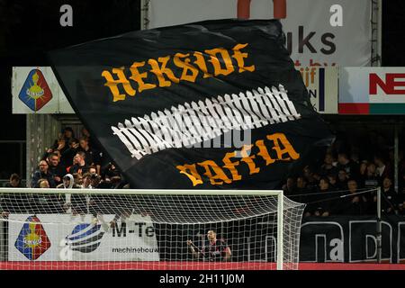 VELSEN-ZUID, PAYS-BAS - OCTOBRE 15 : drapeau des supporters de SC Telstar lors du match néerlandais de Keukenkampidienie entre Telstar et FC Volendam au stade Buko, le 15 octobre 2021 à Velsen-Zuid, pays-Bas (photo de Hans van der Valk/Orange Pictures) Credit: Orange pics BV/Alay Live News Banque D'Images