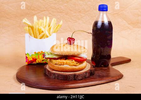 Hamburger mexicain juteux, hamburger ou cheeseburger avec une galette de poulet, avec sauce, frites et boisson froide.Concept de restauration rapide mexicaine.Copie s Banque D'Images