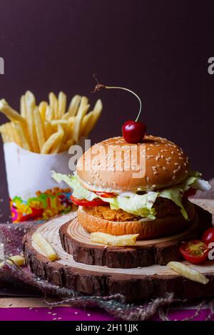 Hamburger mexicain juteux, hamburger ou cheeseburger avec une galette de poulet, avec sauce, frites et boisson froide.Concept de restauration rapide mexicaine.Copie s Banque D'Images