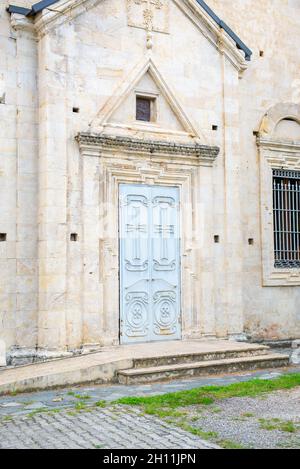 Porte peinte de la cathédrale de l'Annonciation à kutaisi Banque D'Images