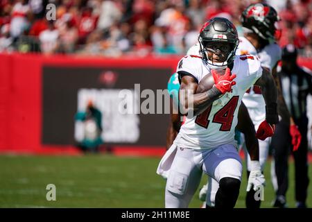 Tampa, États-Unis.10 octobre 2021.Chris Godwin (14), grand receveur des Buccaneers de la baie de Tampa, dirige le bal au premier trimestre contre les Dolphins de Miami au stade Raymond James, le dimanche 10 octobre 2021 à Tampa, en Floride.(Photo de Martha Asencio-Rhin/Tampa Bay Times/TNS/Sipa USA) crédit: SIPA USA/Alay Live News Banque D'Images