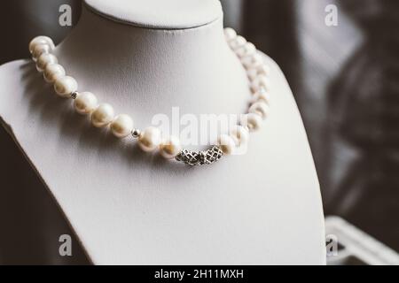 affiche bijoux buste avec collier blanc perle Banque D'Images