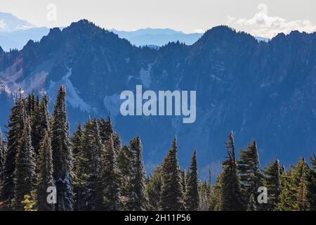 En regardant vers la chaîne de Tatoosh depuis le sentier Skyline Trail, la neige d'octobre arrive dans la région de Paradise du parc national du Mont Rainier, État de Washington, U Banque D'Images