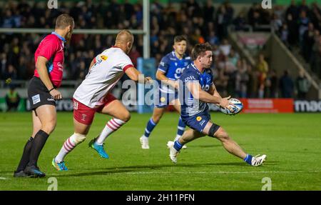 Manchester, Royaume-Uni.15 octobre 2021.15 octobre 2021; AJ Bell Stadium, Eccles, Greater Manchester, Angleterre: Gallagher Premiership Rugby, sale v Harlequins; Tom Curry of sale Sharks se prépare à publier Credit: Action plus Sports Images/Alay Live News Banque D'Images