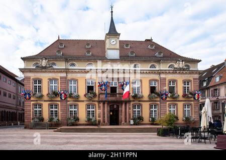 Façade de l'hôtel de ville de Belfort en France avec drapeaux et fleurs Banque D'Images