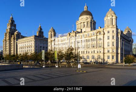 Les trois Grâces à Pier Head à Liverpool.De gauche à droite : le Royal Liver Building, le Cunard Building et le Port de Liverpool Building Banque D'Images