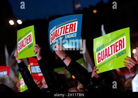 Rome, Italie.15 octobre 2021.Les partisans du candidat maire de Rome pour le Parti démocratique montrant des bannières et des drapeaux pendant la clôture de la campagne électorale.Rome (Italie), 15 octobre 2021Photophoto Samantha Zucchi Insidefoto crédit: Insidefoto srl/Alay Live News Banque D'Images