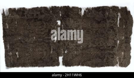 Fragment de soie, 1350-1399. L'Italie, le milieu ou la seconde moitié du 14e siècle. Lampas de soie et d'argent ; tissage ; filetage total : 37,5 x 17,5 cm (14 3/4 x 6 7/8 in.). Banque D'Images