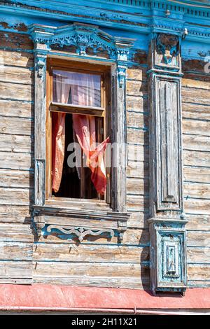 Fédération architecture traditionnelle en bois. Façade d'une vieille maison ornée de sculptures en bois, chambranles, ornement de dentelle en bois Banque D'Images