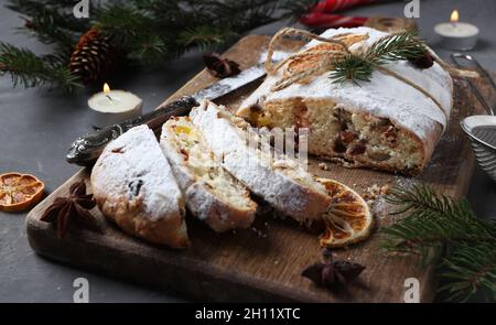 Piollen de Noël en tranches avec fruits secs, baies et noix sur bois. Gâteries traditionnelles allemandes. Banque D'Images