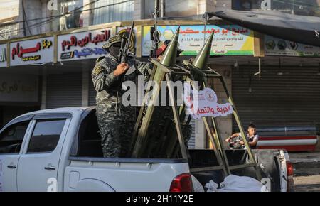 Gaza, Palestine.15 octobre 2021.Des membres de la brigade Saraya Al-Qods, aile militaire du mouvement du Jihad islamique vu lors d'un défilé militaire de l'unité de missiles, dans la ville de Gaza.les combattants de la brigade Saraya al-qods ont organisé un défilé militaire dans les rues de la ville de Gaza et déclarent une mobilisation pour la défense des prisonniers dans les prisons israéliennes,Et menacer Israël de la guerre si elle ne cesse pas de harceler et d’opprimer les prisonniers palestiniens.Crédit : SOPA Images Limited/Alamy Live News Banque D'Images