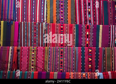 Les textiles maya traditionnels au marché du dimanche à Chichichasenango, au Guatemala Banque D'Images