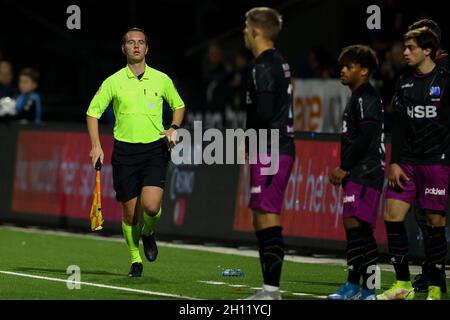 VELSEN-ZUID, PAYS-BAS - OCTOBRE 15: Arbitre adjoint Yorick Weterings pendant le match hollandais Keukenkampidivoenie entre Telstar et FC Volendam au stade Buko, le 15 octobre 2021 à Velsen-Zuid, pays-Bas (photo de Hans van der Valk/Orange Pictures) Credit: Orange pics BV/Alay Live News Banque D'Images