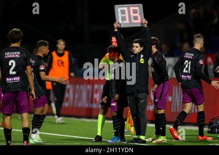 VELSEN-ZUID, PAYS-BAS - OCTOBRE 15: Quatrième officiel Jonathan van Dongen pendant le match néerlandais de Keukenkampioendivisiie entre Telstar et FC Volendam au stade Buko le 15 octobre 2021 à Velsen-Zuid, pays-Bas (photo de Hans van der Valk/Orange Pictures) crédit: Orange pics BV/Alay Live News Banque D'Images