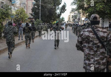 Gaza, Palestine.15 octobre 2021.Des membres de la brigade Saraya Al-Qods, aile militaire du mouvement du Jihad islamique, vus lors d'un défilé militaire de l'unité de missiles, dans la ville de Gaza.Les combattants de la brigade Saraya al-qods ont organisé une parade militaire dans les rues de Gaza et déclarent une mobilisation pour la défense des prisonniers dans les prisons israéliennes, et menacent Israël de la guerre si elle ne cesse pas de harceler et d'oppresser les prisonniers palestiniens.(Photo par Ahmed Zakot/SOPA Images/Sipa USA) crédit: SIPA USA/Alay Live News Banque D'Images