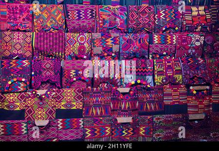 Les textiles maya traditionnels au marché du dimanche à Chichichasenango, au Guatemala Banque D'Images