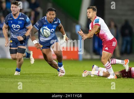 Manchester, Royaume-Uni.15 octobre 2021.15 octobre 2021; AJ Bell Stadium, Eccles, Greater Manchester, Angleterre: Gallagher Premiership Rugby, sale v Harlequins; Danny Care of Harlequins sort le ballon Credit: Action plus Sports Images/Alay Live News Banque D'Images