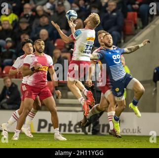 Manchester, Royaume-Uni.15 octobre 2021.15 octobre 2021; AJ Bell Stadium, Eccles, Greater Manchester, Angleterre: Gallagher Premiership Rugby, sale v Harlequins; Green of Harlequins recueille le haut ballon Credit: Action plus Sports Images/Alay Live News Banque D'Images