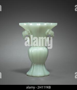 Vase, années 1700. La Chine, de la dynastie Qing (1644-1911). Jade ; total : 17,2 cm (6 3/4 in.). Banque D'Images