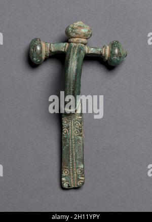 Cross-bow le péroné, 1-200. L'Italie, Romain, 1er-2e siècle. Bronze ; total : 9,5 cm (3 3/4 in.). Banque D'Images