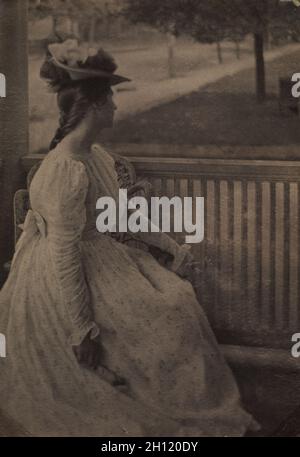Sur le porche (Julia Hall McCune), c.1897. Clarence H. White (américain, 1871-1925).Imprimé en platine; image: 19.4 x 13.5 cm (7 5/8 x 5 5/16 po.); fait-en-dessous: 45.7 x 35.6 cm (18 x 14 po.). Banque D'Images