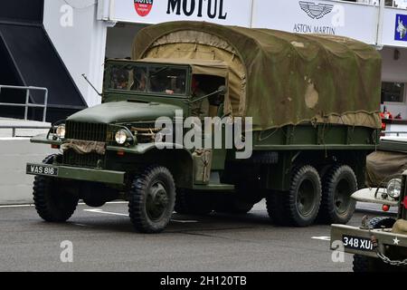 Camion GMC de 2½ tonne avec arme de combat 25 de l'armée britannique, Victory Parade, Goodwood Revival 2021, Goodwood, Chichester,West Sussex, Angleterre, septembre Banque D'Images