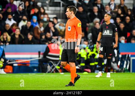 Paris, France.15 octobre 2021.PARIJS, FRANCE - OCTOBRE 15: Arbitre Bastien Dechepy lors du match de la Ligue française 1 entre Paris Saint-Germain et Angers au Parc des Princes le 15 octobre 2021 à Parijs, France (photo de Matthieu Mirville/Orange Pictures) crédit: Orange pics BV/Alay Live News Banque D'Images