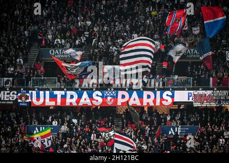 Paris, France.15 octobre 2021.PARIJS, FRANCE - OCTOBRE 15: Paris Saint-Germain fans lors du match de la Ligue française 1 entre Paris Saint-Germain et Angers au Parc des Princes le 15 octobre 2021 à Parijs, France (photo de Matthieu Mirville/Orange Pictures) Credit: Orange pics BV/Alay Live News Banque D'Images