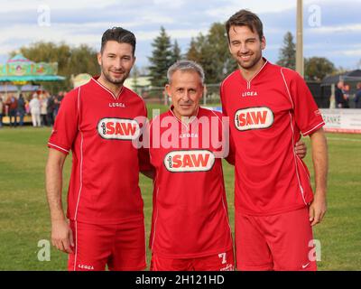 Les joueurs allemands de football Marius Sowislo, Pierre Littbarski et Christian Beck lors du match de football de la Charité le 2 octobre 2021 à Hohenwarsleben Banque D'Images