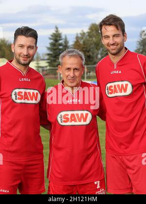 Les joueurs allemands de football Marius Sowislo, Pierre Littbarski et Christian Beck lors du match de football de la Charité le 2 octobre 2021 à Hohenwarsleben Banque D'Images