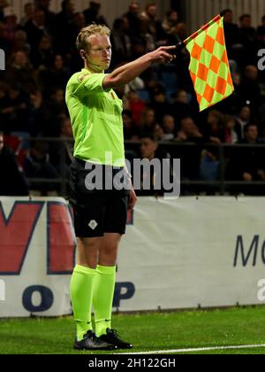 VELSEN-ZUID, PAYS-BAS - OCTOBRE 15: Arbitre adjoint Frans Ozinga lors du match néerlandais de Keukenkampioendivisiie entre Telstar et FC Volendam au stade Buko le 15 octobre 2021 à Velsen-Zuid, pays-Bas (photo de Hans van der Valk/Orange Pictures) Credit: Orange pics BV/Alay Live News Banque D'Images