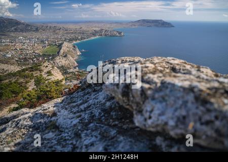 Vue panoramique vers la vallée de Kapsel et le cap Meganom, Alchak, près de la ville de la station Sudak en Crimée Banque D'Images