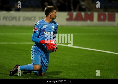 VELSEN-ZUID, PAYS-BAS - OCTOBRE 15: Gardien de but Filip Stankovic du FC Volendam pendant le match néerlandais Keukenkampiofendivisiie entre Telstar et FC Volendam au stade Buko le 15 octobre 2021 à Velsen-Zuid, pays-Bas (photo de Hans van der Valk/Orange Pictures) crédit: Orange pics/Alay Live News Banque D'Images