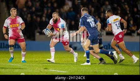 Manchester, Royaume-Uni.15 octobre 2021.15 octobre 2021; AJ Bell Stadium, Eccles, Greater Manchester, Angleterre: Gallagher Premiership Rugby, sale v Harlequins; Joe Marler de Harlequins courant avec le ballon Credit: Action plus Sports Images/Alay Live News Banque D'Images