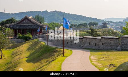 Suwon, Corée du Sud - 19 juin 2017 : la forteresse de Hwaseong est une fortification qui entoure le centre de Suwon. Banque D'Images